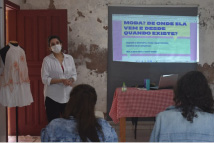 Pessoas em frente a televisão

Descrição gerada automaticamente com confiança média