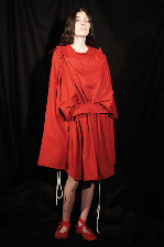 Mulher com vestido branco
Descrição gerada automaticamente com confiança média