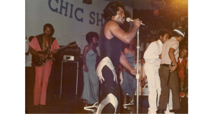 O cantor James Brown em cena do documentário 'Chic Show', de Emílio Domingos e Felipe Giuntini