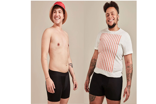 Homem e mulher em pé posando para foto
Descrição gerada automaticamente