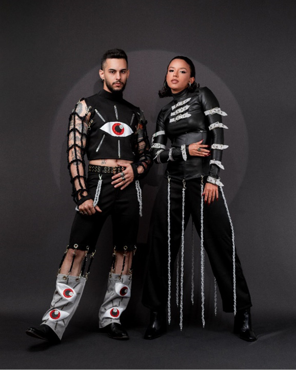 Pessoas posando para foto

O conteúdo gerado por IA pode estar incorreto.