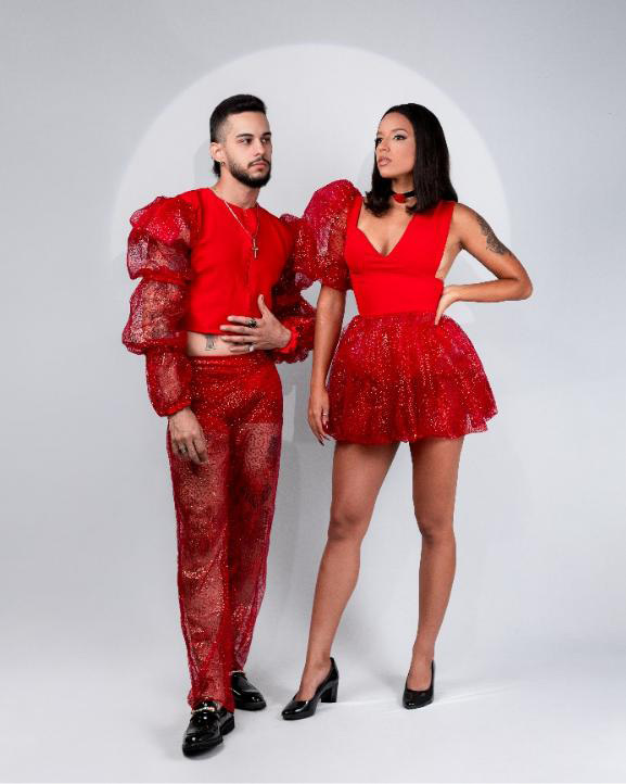 Homem e mulher em pé posando para foto

O conteúdo gerado por IA pode estar incorreto.