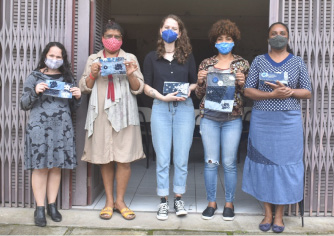 Grupo de pessoas em pé posando para foto
Descrição gerada automaticamente