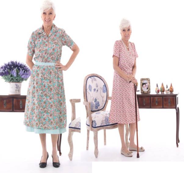 Pessoas em pé posando para foto
Descrição gerada automaticamente