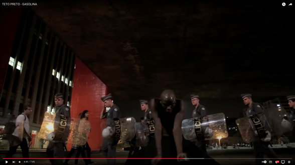 Uma imagem contendo pessoa, homem, frente, em pé
Descrição gerada automaticamente