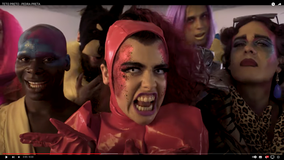 Pessoas posando para foto fazendo careta
Descrição gerada automaticamente