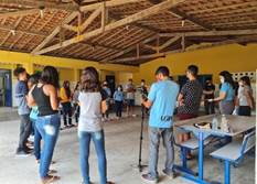 Grupo de pessoas em ambiente fechado

Descrição gerada automaticamente com confiança média