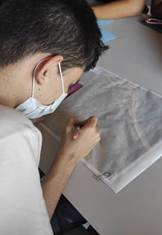 Homem com a mão no rosto

Descrição gerada automaticamente com confiança baixa