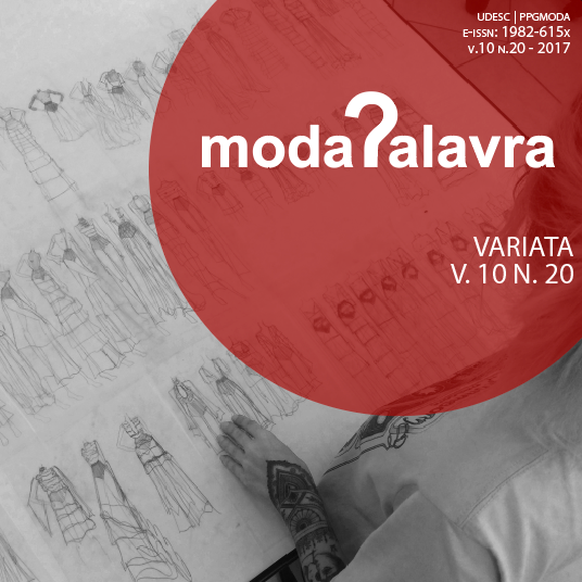 Capa da Modapalavra, edição Variata, V. 10 N.20 (2017). Pessoa com seus desenhos de uma coleção. Círculo vermelho com o logotipo da revista Modapalavra com um ponto de interrogação estilizado como letra p.